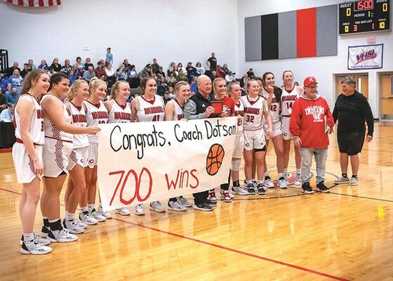 Central’s head coach Robin Dotson poses with his team to celebrate his 700th win. PHOTO BY ROBERT PRICE